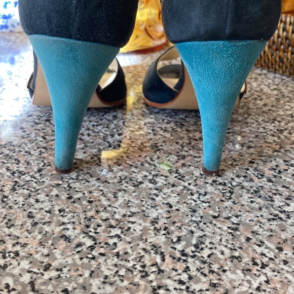 Shoes with unique colors to show off! - Picture 3 of 5